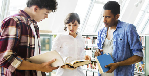 tthree students discussing a text